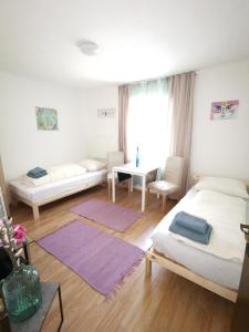 A bed or beds in a room at Maya's Easy Apartment Graz