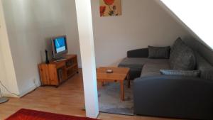 ein Wohnzimmer mit einem Sofa und einem TV in der Unterkunft Apartment Sonnenschein in Cochem