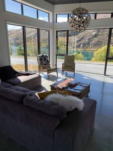 Posezení v ubytování Lakefront Luxury In Old Cromwell **New 3BR Home**