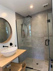 Koupelna v ubytování Lakefront Luxury In Old Cromwell **New 3BR Home**