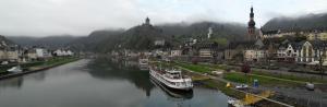 een rivier in een stad met boten in het water bij Apartment Sonnenschein in Cochem