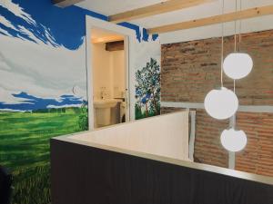 ein Badezimmer mit einem Spiegel und einem Gemälde an der Wand in der Unterkunft Enjoy the Old Town in a full renovated Duplex in A Coruña + 17 Fotos