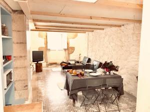 una sala de estar con una mesa con fruta. en Enjoy the Old Town in a full renovated Duplex, en A Coruña