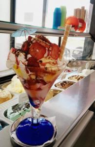 - une boisson accompagnée de crème glacée et de fruits sur un comptoir dans l'établissement Gabana Baleal Beach, à Baleal