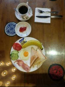 - une assiette de petit-déjeuner avec un œuf et une banane dans l'établissement Longji Holiday Hotel, à Longsheng