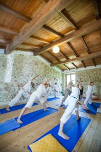 um grupo de pessoas a fazer yoga numa sala em Italyfarmstay em Pescosolido