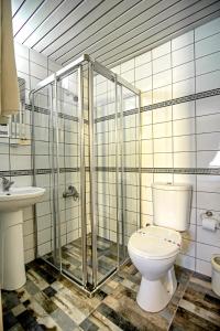 La salle de bains est pourvue de toilettes et d'un lavabo. dans l'établissement Mera Park Hotel, à Antalya