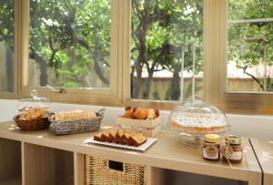 een tafel met brood en andere voedingsmiddelen erop bij A Casa di Nonna Emma in Santa Croce Camerina