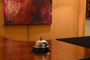 Hotel Gran Sarmiento في بوينس آيرس: وجود ابريق للشاي على طاولة خشبية مع لوحة