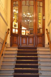 un conjunto de escaleras delante de una puerta en Hotel Gran Sarmiento en Buenos Aires