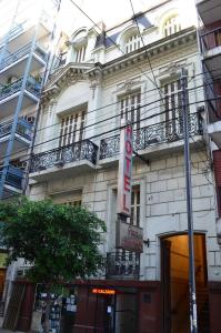 un edificio blanco con un cartel delante en Hotel Gran Sarmiento en Buenos Aires