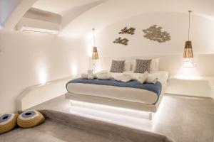 阿克羅蒂里的住宿－CAPE 9 Villas & Suites，一间白色客房内的床铺卧室