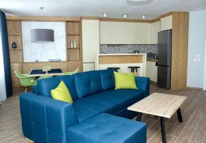 sala de estar con sofá azul y cocina en White Lagoon - Luxurious 1BD Flat near Kavarna, en Kavarna
