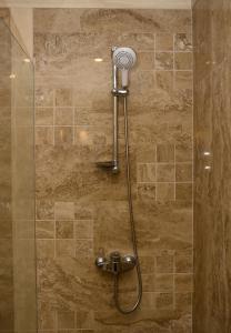y baño con ducha con cabezal de ducha. en White Lagoon - Luxurious 1BD Flat near Kavarna, en Kavarna