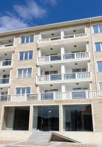 Un gran edificio con balcones a los lados. en White Lagoon - Luxurious 1BD Flat near Kavarna by Flat Mаnager, en Kavarna