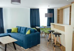 sala de estar con sofá azul y mesa en White Lagoon - Luxurious 1BD Flat near Kavarna, en Kavarna