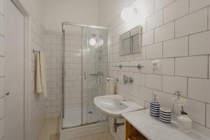 Koupelna v ubytování Apartmán 3, Suvorovova 158 + 20 fotografií