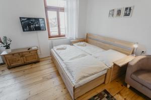 Postel nebo postele na pokoji v ubytování Apartmán 3, Suvorovova 158