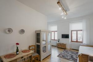 een woonkamer met een tafel en een kast bij Apartmán 3, Suvorovova 158 in Český Brod