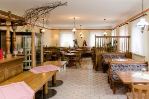 a restaurant with wooden tables and chairs and tables and tablesearcher at Hotel und Campingstell und Zeltplatz an der Talsperre im Harz in Altenbrak