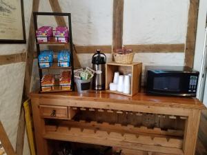 Příslušenství pro přípravu čaje a kávy v ubytování Fredericksburg Inn and Suites
