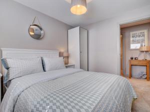 Un pat sau paturi într-o cameră la Holiday Home Waterhead View by Interhome