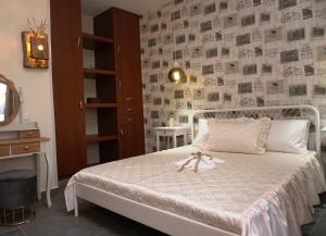 A bed or beds in a room at Seas the view