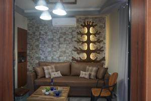 A seating area at Seas the view