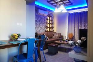 A seating area at Seas the view