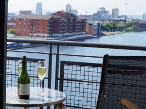 カーディフにあるApartment Cardiff View by Interhomeのワイン1本とグラス1杯付きのテーブル