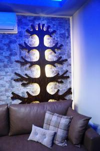 A seating area at Seas the view