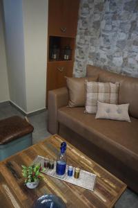 A seating area at Seas the view