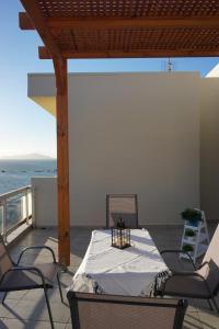 A balcony or terrace at Seas the view