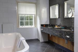 Vannituba majutusasutuses Best Western Plus Moat House Reading
