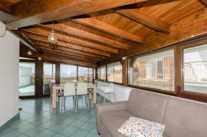 ein Wohnzimmer mit einem Sofa und einem Tisch in der Unterkunft Sweet Taormina Apartment in Taormina