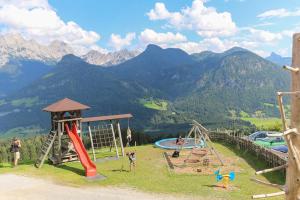 eine Gruppe von Kindern, die auf einem Spielplatz in den Bergen spielen in der Unterkunft Ferienhaus Loderbichl in Lofer