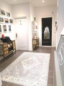 ein Wohnzimmer mit einem weißen Teppich und einer Tür in der Unterkunft La Chiave di Roma in Rom