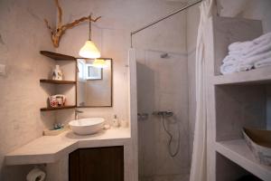 Koupelna v ubytování Studios Aeolos Kalymnos + 37 fotografií