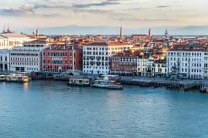 uitzicht op een stad met een rivier en gebouwen bij Hotel Paganelli in Venetië