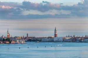 Une grande masse d'eau avec une ville en arrière-plan dans l'établissement Hotel Paganelli, à Venise