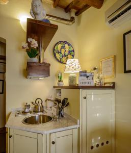 cocina con fregadero y encimera en La Rocca Romantica en San Gimignano