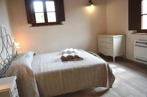 Un dormitorio con una cama con dos toallas encima. en Le Bozze "Il Leccino" con piscina, WI-FI, posto auto, en Castagneto Carducci 41 fotos más