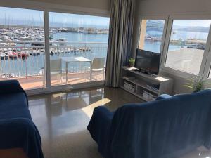 sala de estar con vistas al puerto en Apartaments la Catifa en Palamós