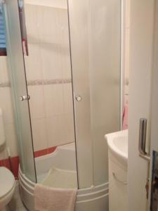 een badkamer met een douche, een toilet en een wastafel bij Studio Apartment Dramalj in Dramalj