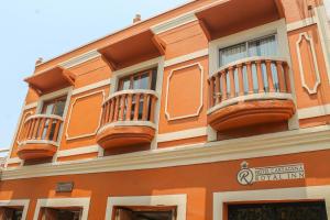 un edificio anaranjado con balcones en el lateral. en Hotel Cartagena Royal Inn, en Cartagena de Indias