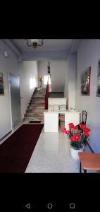 Cette chambre est dotée d'un escalier avec des fleurs rouges. dans l'établissement B&B La Vittoria, à Sulmona