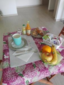 un tavolo con prodotti per la colazione e una tazza di caffè di B&B La Bella Vista a Melfi