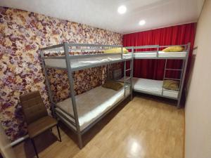 سرير بطابقين أو أسرّة بطابقين في غرفة في Московское шоссе 171