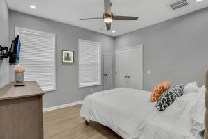 Schlafzimmer mit einem Bett und einem Deckenventilator in der Unterkunft New 1/1 :Loft Minutes From Heart of Tampa -Unit C in Tampa