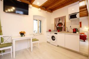 A kitchen or kitchenette at Angelus Apartments